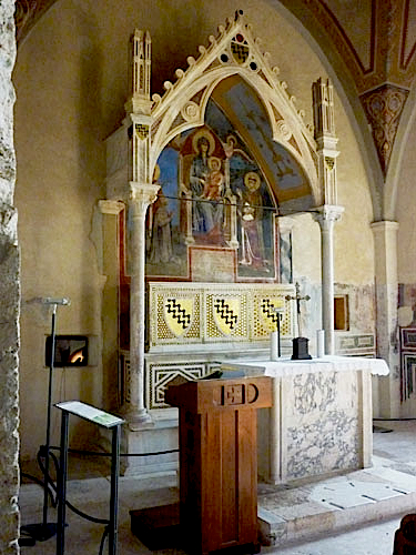 les armoiries de Boniface VIII au-dessus du maître-autel de la cathédrale