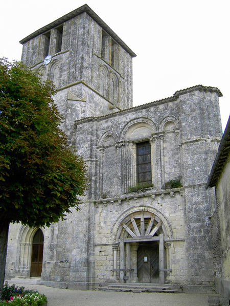 La façade de l'église de Beauvais-sur-Matha