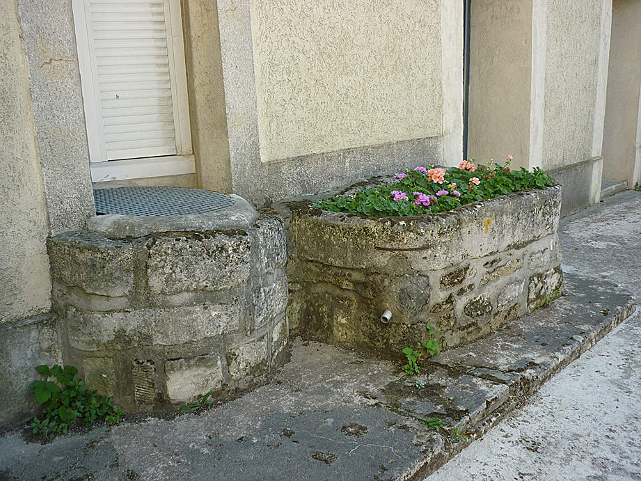 Le puits et l’abreuvoir aujourd’hui (in Photos)