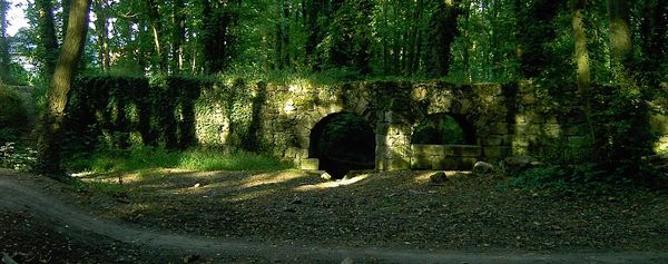 L'ancien lac et les arches du pont