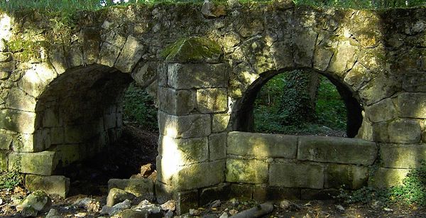 Les arches (en amont) avec les murets de retenue