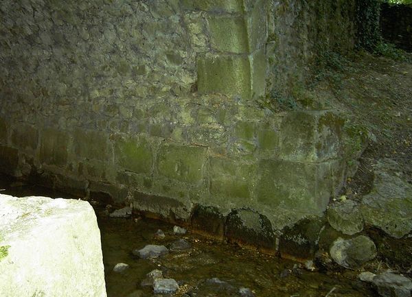 Situation de la croix à la base d'une des arches du pont